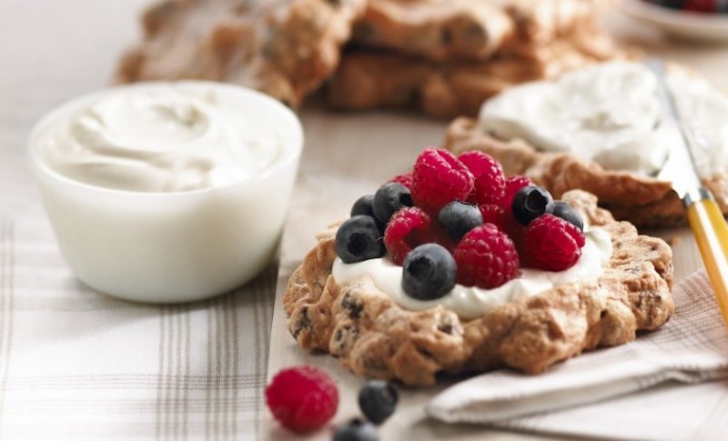 Tartelettes aux fruits sur mousse au yogourt et croûte de noisettes