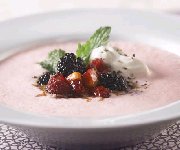 Hotel Fairmount SOUPE RAFRAîCHISSANTE AUX FRAISES AVEC PETITS FRUITS AU PORTO